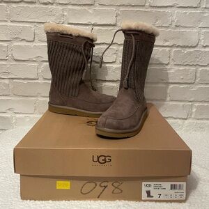 Vintage brand new UGG Women's Tan Winter Boots with Cream Trim